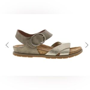 Sofft Women's Silver Sandals with Buckle